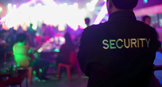 Profissionais de segurança monitorando evento conforme regulamentações legais